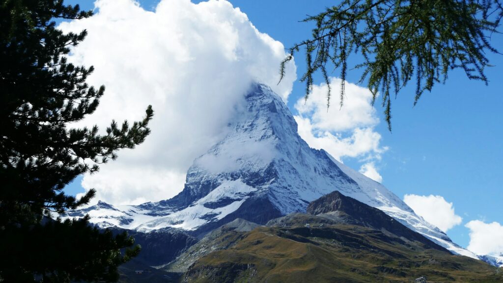 Matterhorn y Pueblo de Zermatt Alpes Suizos con Belt