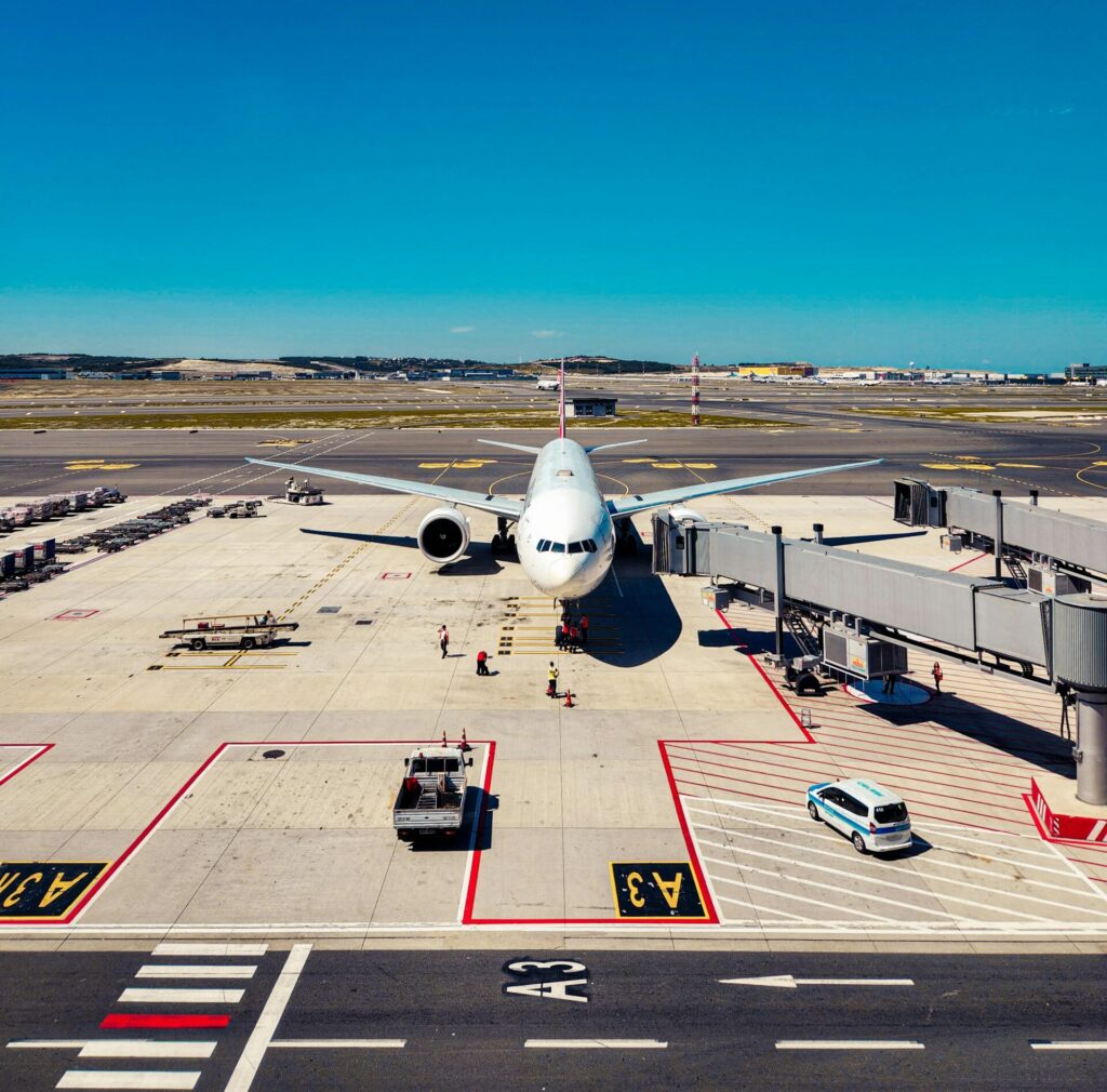 Avión aparcado en el aeropuerto, listo para embarque digital y check-in biométrico