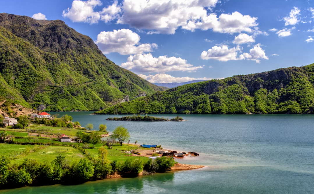 Albania para viajar en agosto, una vista natural y encantadora