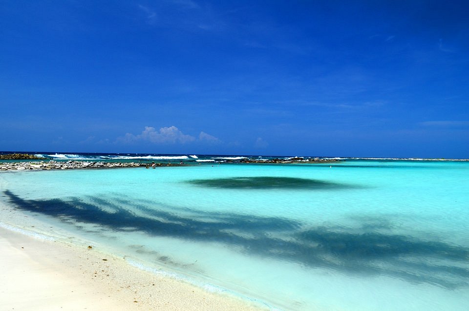 Playa Arashi en Aruba con mar azul en el Caribe
