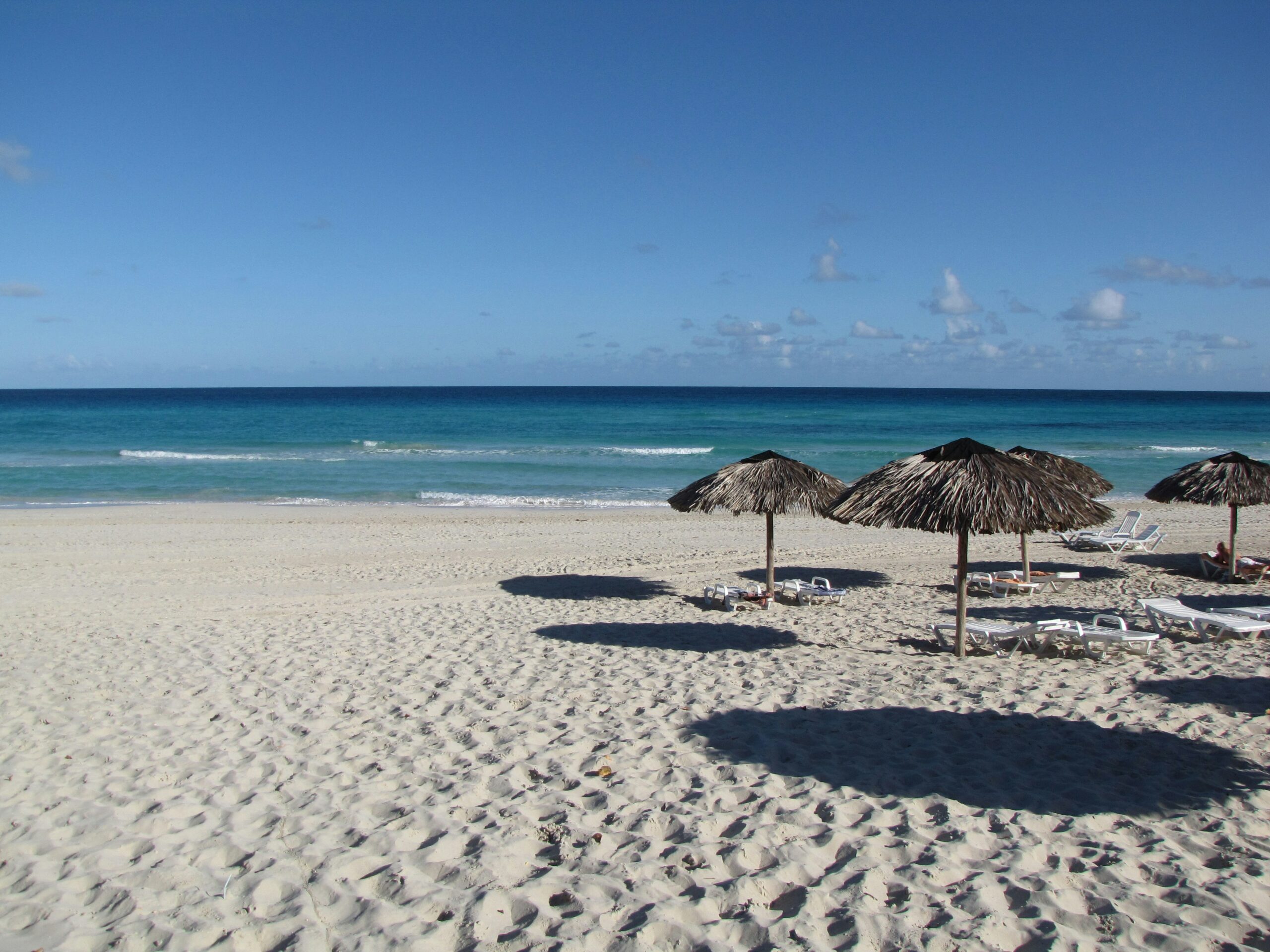 Playa varadero Cuba, con arena blanca y cielo azul de fondo