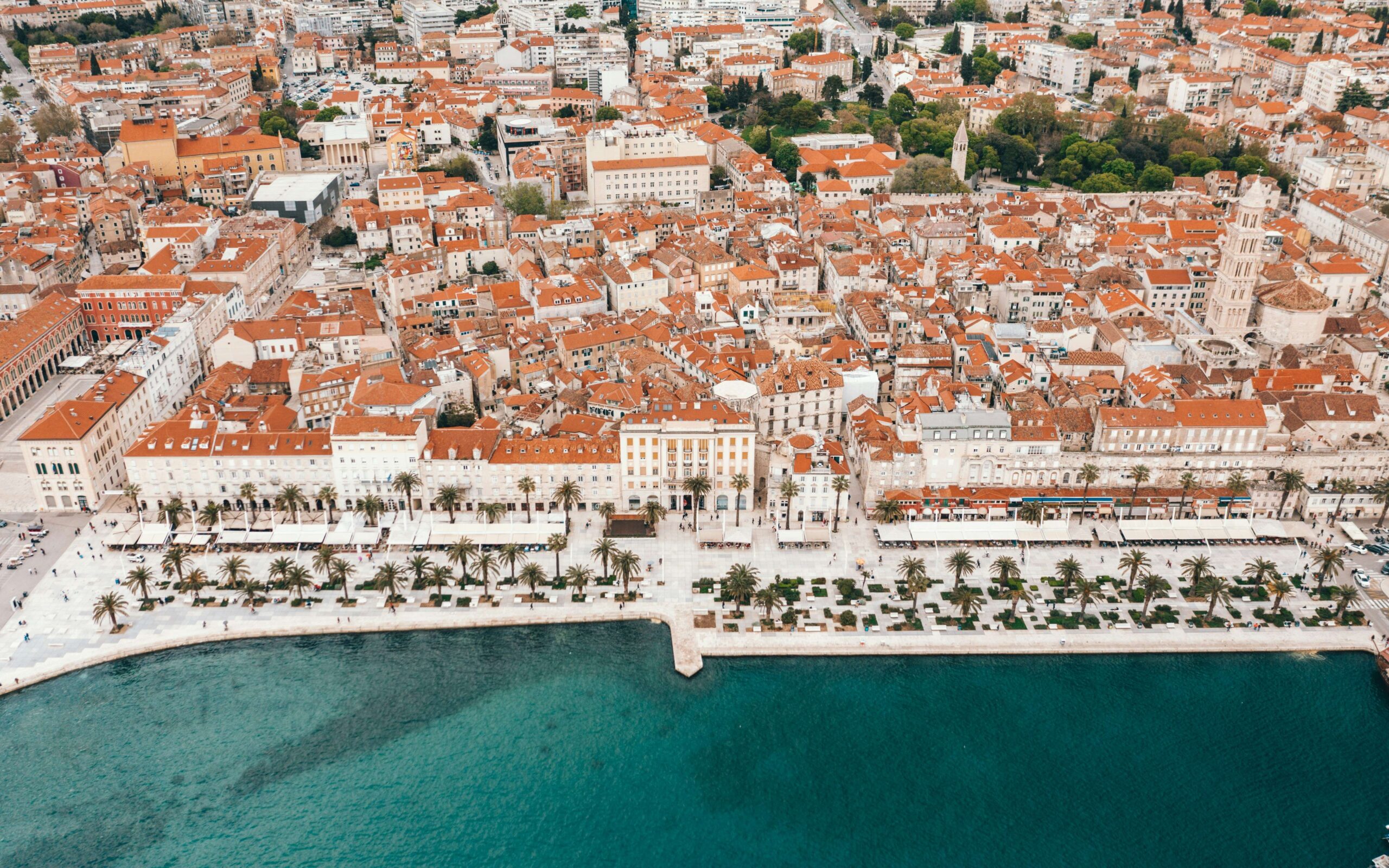 Calles históricas de Split con ambiente mediterráneo