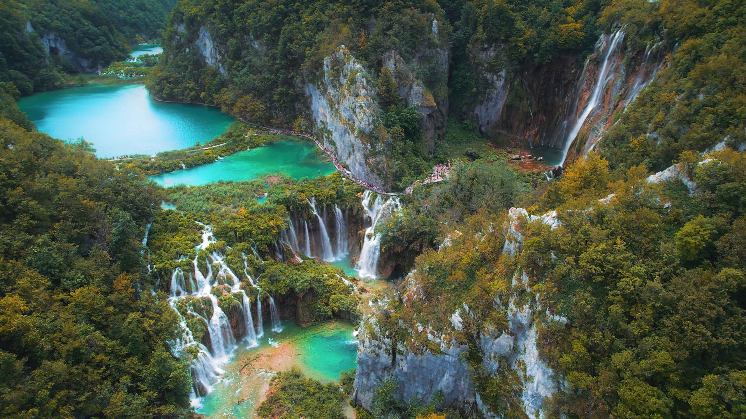 Parque Nacional de los Lagos de Plitvice en Croacia, naturaleza en estado puro