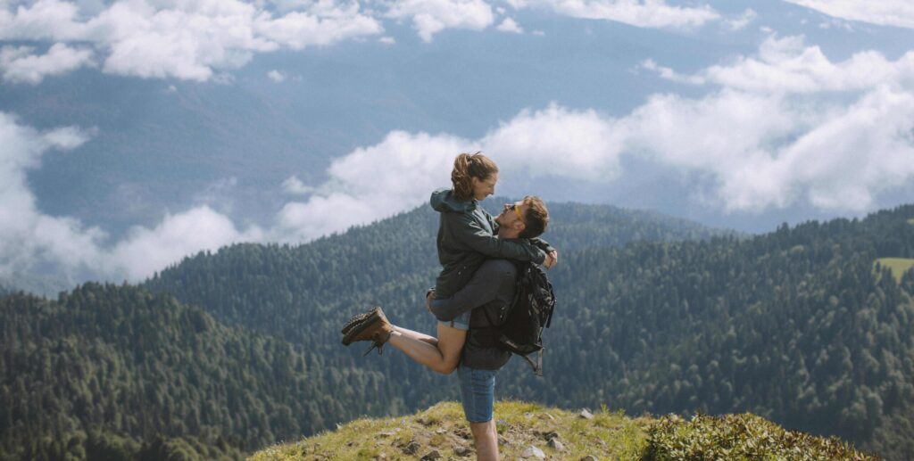 Pareja viajando con seguro de viaje para viajes largos - seguro para mochileros - seguro con cobertura por meses