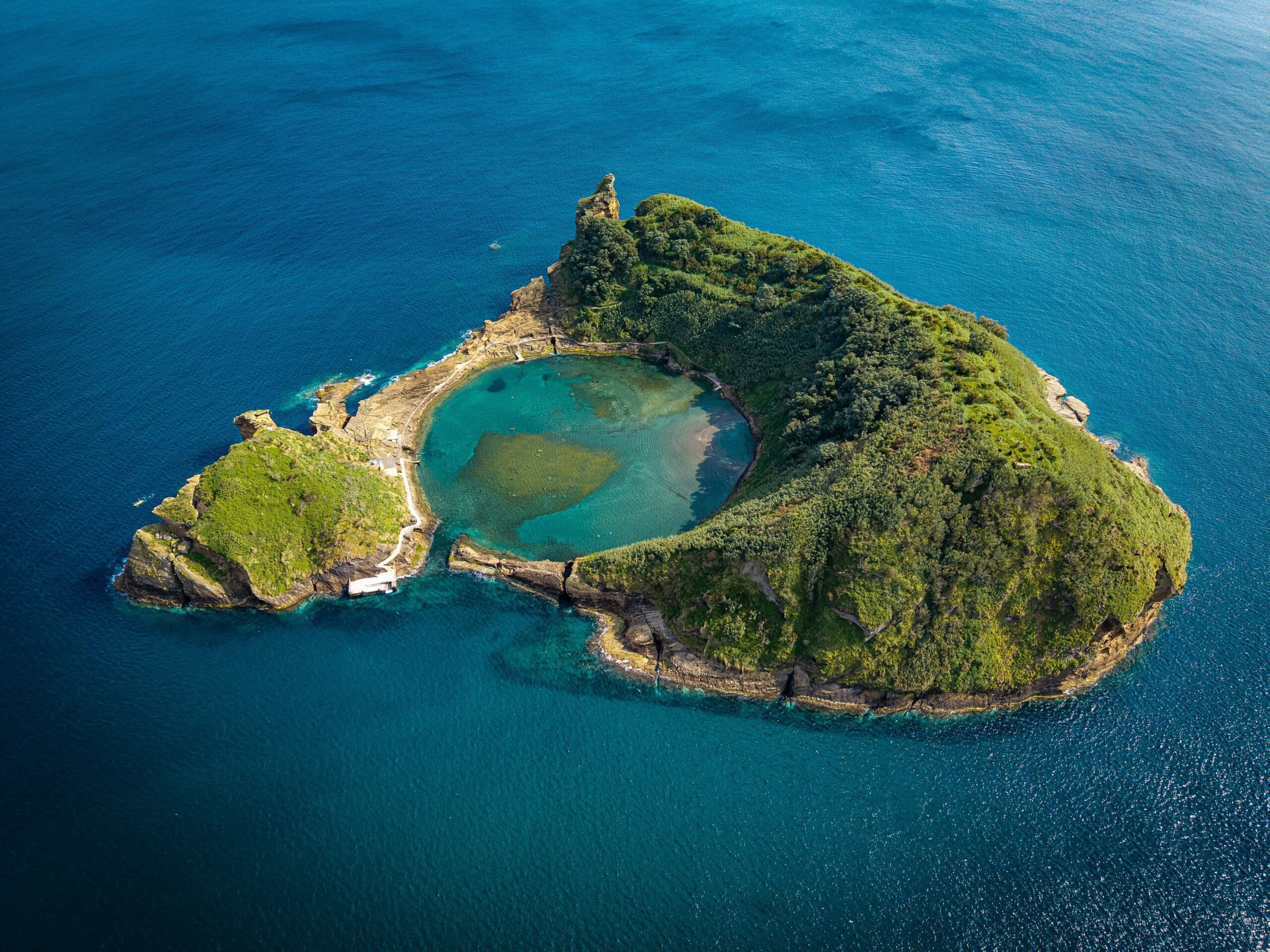 Isla volcánica Ilhéu de Vila Franca do Campo en Azores, piscina natural para nadar y hacer snorkel. Seguro de viaje Portugal recomendado.