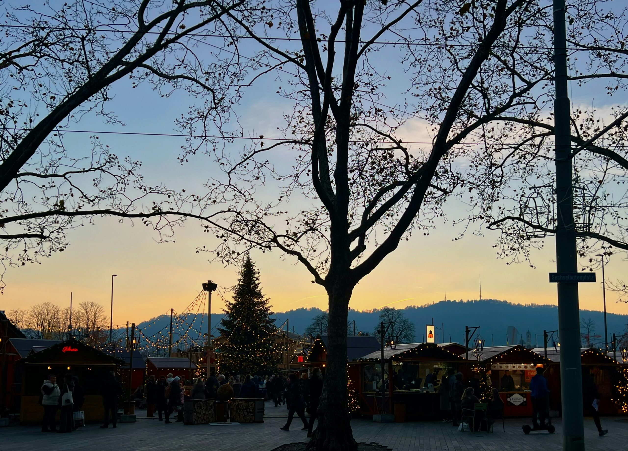 Árbol de Navidad decorado con cristales Swarovski en el mercado navideño de Zúrich.