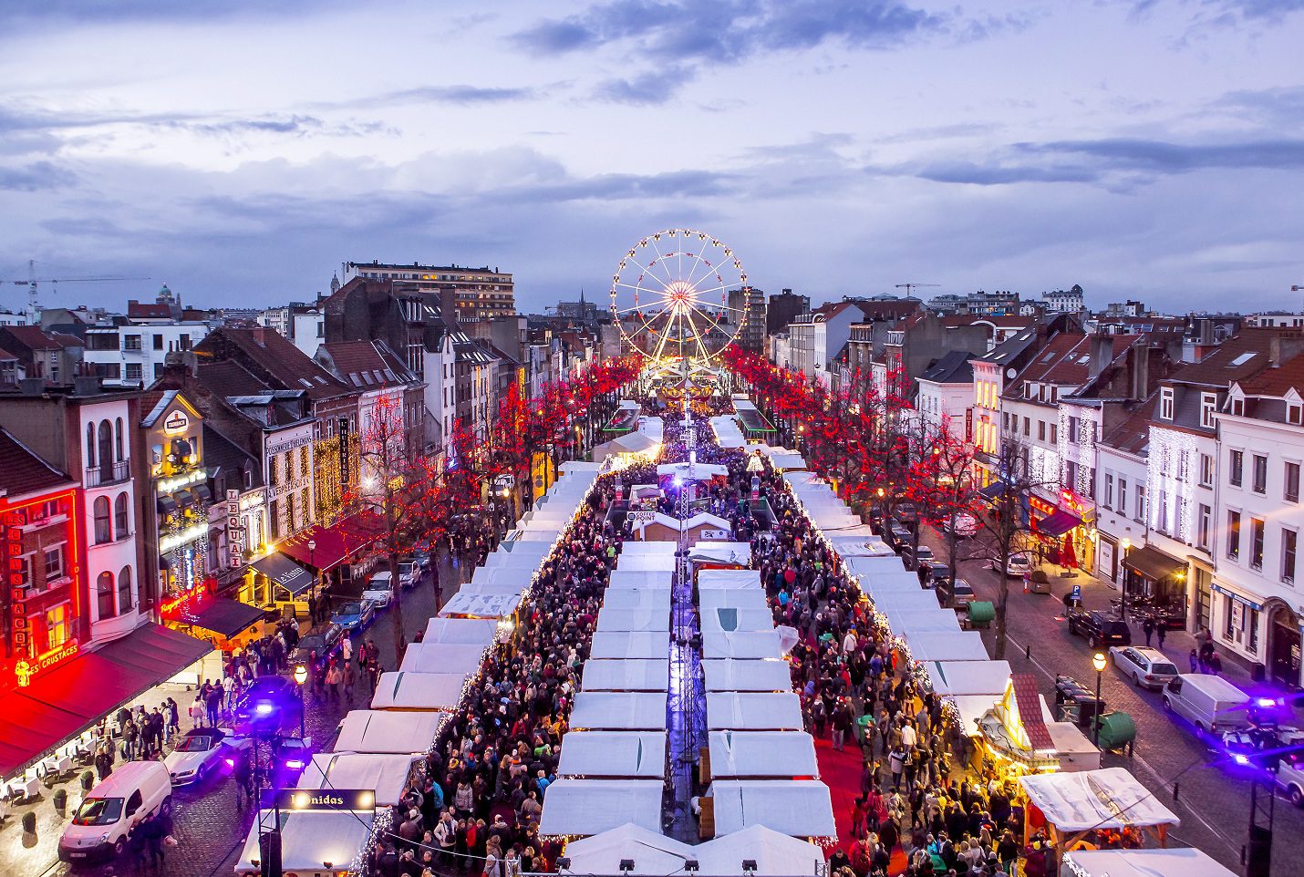 Luces en los mercadillos navideños de Bruselas en la Grand Place.