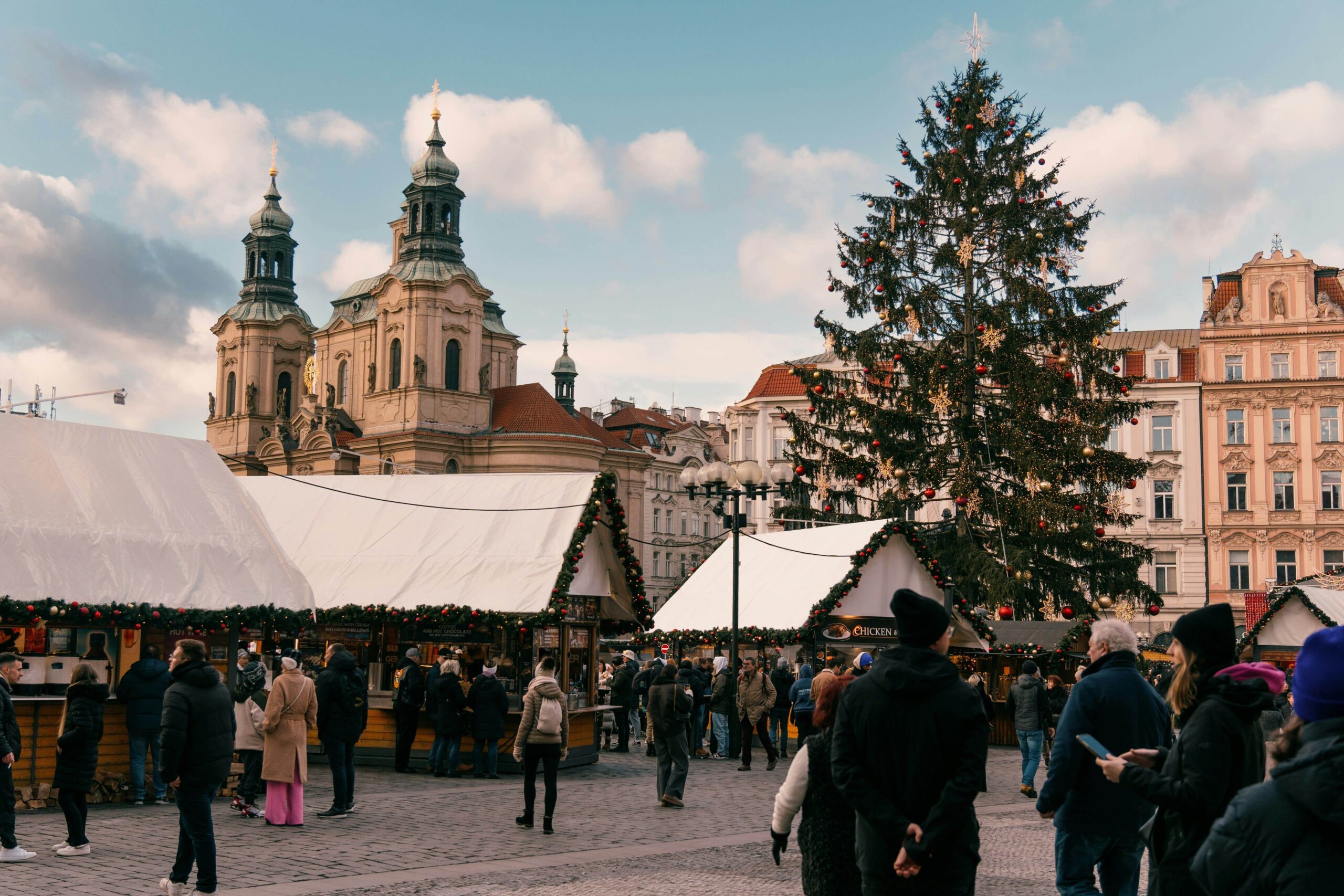 Árbol de Navidad iluminado en el mercado navideño de la Plaza de la Ciudad Vieja de Praga.