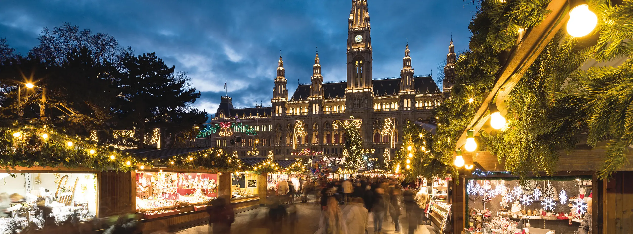Mercado navideño de Viena en Rathausplatz con pista de hielo y luces de Navidad.